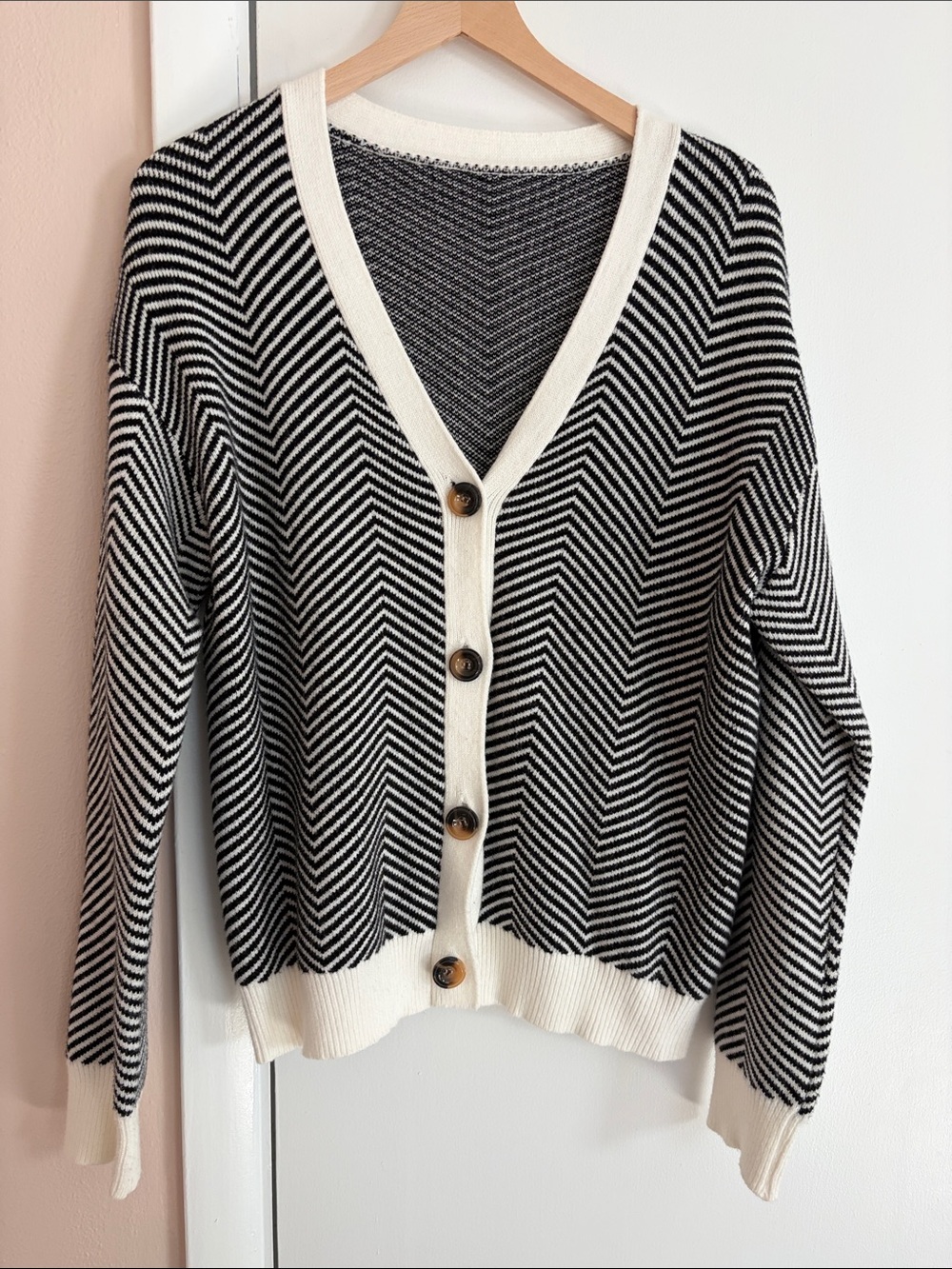 Black & White Commense L Chevron V-Neck Oversize Buttoned Cardigan Sweater